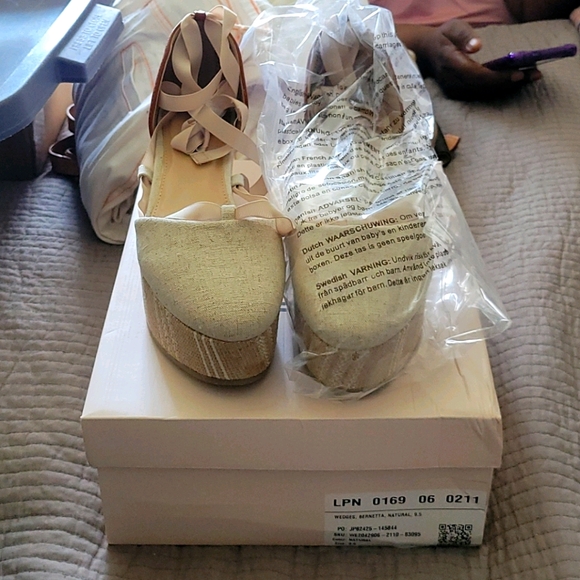 Bernetta Natural Wedges - Picture 1 of 4
